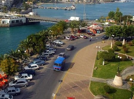 ΧΑΛΚΙΔΑ- ΠΛΑΤΕΙΑ ΑΘΑΝΑΤΩΝ: Αυτοκίνητο με δυο γυναίκες συγκρούστηκε με φορτηγό