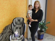 Η τυχερή Ελενα Κικίδη παρέλαβε το παιδικό καθισματάκι αυτοκινήτου