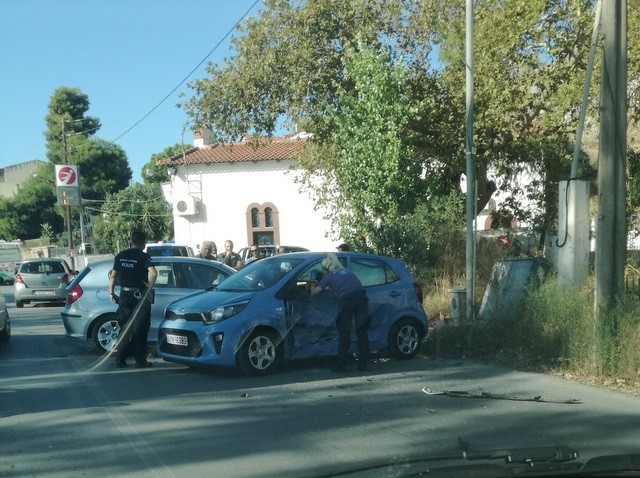 ΧΑΛΚΙΔΑ: Σφοδρή σύγκρουση οχημάτων στον Άγιο Στέφανο (pics)