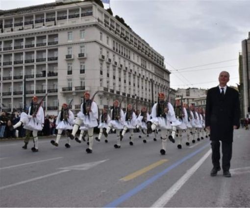 Ο πατέρας του Εύζωνα Σπύρου Θωμά παρήλασε μαζί με την προεδρική φουρά (VIDEO)