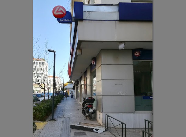 ΧΑΛΚΙΔΑ: Έπεσε κομμάτι της ταμπέλας της Τράπεζας Eurobank στην οδό Κριεζώτου