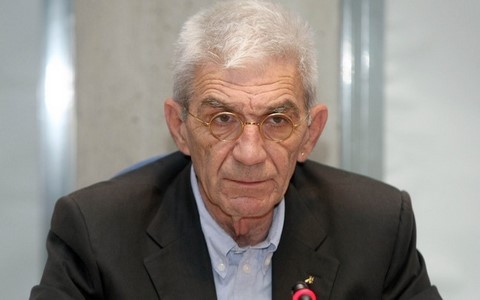 Ο Μπουτάρης κόλλησε αυτοκόλλητο είμαι γάιδαρος, παρκάρω όπου γουστάρω!