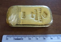 Δεκαεξάχρονη βρήκε σε λίμνη ράβδο χρυσού