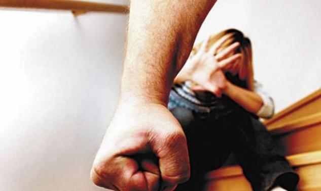 35χρονος ξυλοφόρτωσε τη σύζυγό του, απήγαγε το παιδί κι έφυγε μεθυσμένος