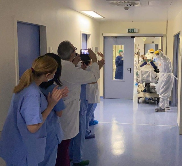 ΚΟΡΩΝΟΪΟΣ: Ασθενής βγαίνει από τη ΜΕΘ και το ιατρικό προσωπικό ξεσπά σε χειροκροτήματα (VIDEO)