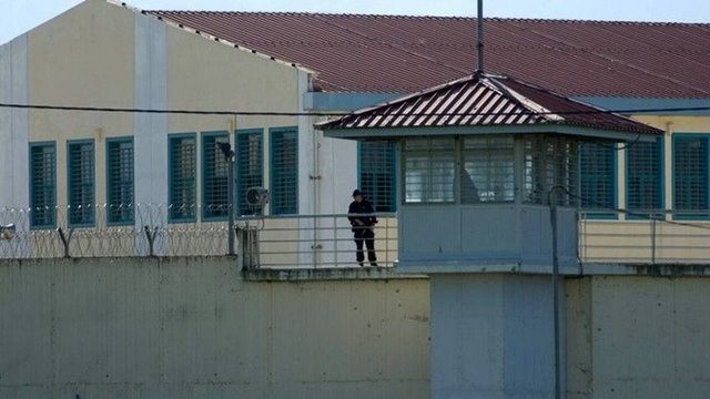 Μαχαίρωσαν θανάσιμα κρατούμενο