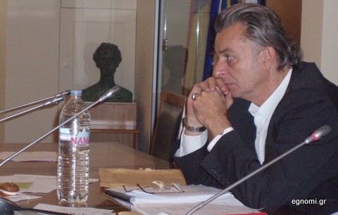 Ατενίζει το μέλλον με τρόμο