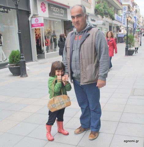 Βόλτα με τον μπαμπά για την μικρή Ζωή