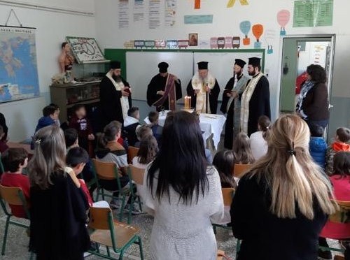 Ευχέλαιο για μαθητές σε Βατώντα και Πισώνα από τον Μητροπολίτη κ. Χρυσόστομο