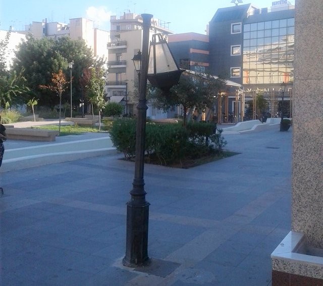ΧΑΛΚΙΔΑ-ΑΒΑΝΤΩΝ: Βάνδαλοι αποκεφάλισαν το φωτιστικό στην αρχή του πεζόδρομου