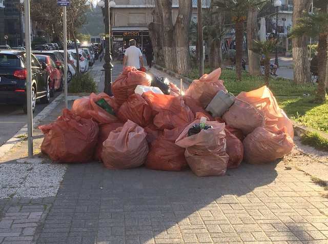 ΧΑΛΚΙΔΑ: Είκοσι σακούλες σκουπίδια έβγαλαν από την πλαζ της Σουβάλας