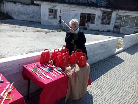 Η Χαλκιδέα Σταυρούλα Γιοβανάκη χάρισε λαμπάδες