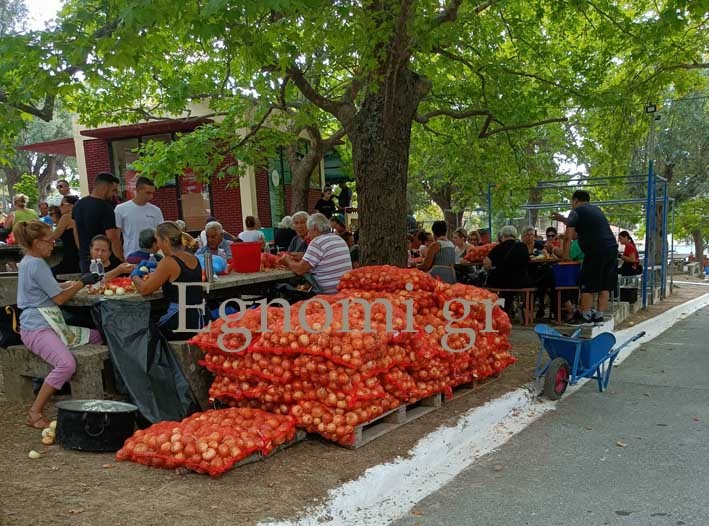 ΟΞΥΛΙΘΟΣ: Ετοίμασαν στιφάδο για την Παναγία μετά από τρία χρόνια