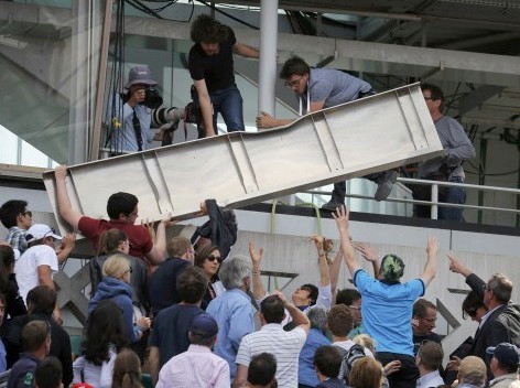 Σκέπαστρο έπεσε πάνω σε θεατές στο Ρολάν Γκαρός