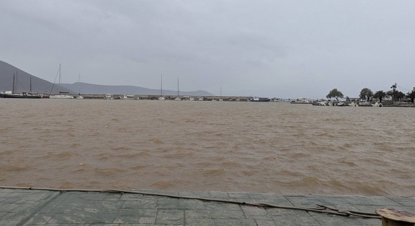 ΚΑΡΑΒΟΣ ΑΛΙΒΕΡΙΟΥ: Γέμισε λάσπη η θάλασσα