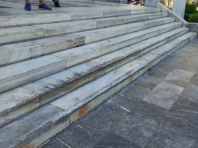 ΧΑΛΚΙΔΑ: Οι νεαροί με τα skateboard καταστρέφουν τη μαρμάρινη σκάλα του Αγίου Νικολάου (pics)