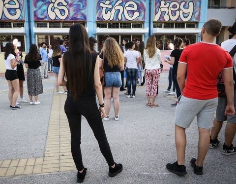 ΛΥΚΕΙΑ ΚΥΠΡΟΣ: Τέλος τα μούσια, τα σκουλαρίκια, τα κολάν και το μακιγιάζ