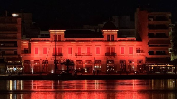 ΧΑΛΚΙΔΑ: Γιατί ήταν πορτοκαλί το Δημαρχείο το βράδυ του Σαββάτου