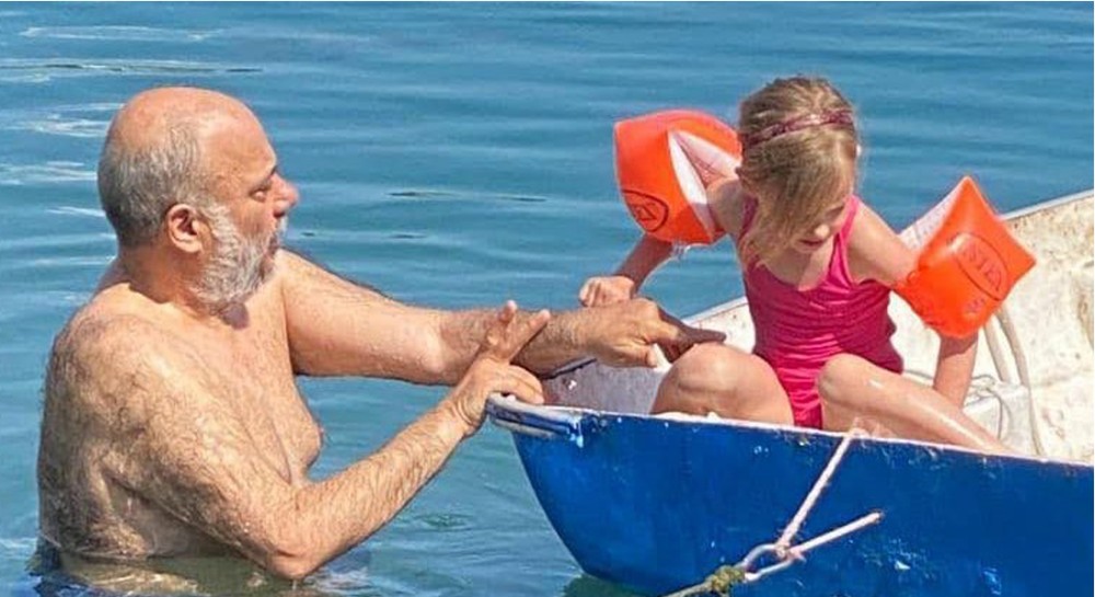 Ο Ανδρέας Ρουμελιώτης σε τρυφερό ενσταντανέ με την κόρη του στη θάλασσα