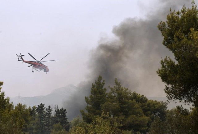ΦΩΤΙΑ ΒΟΡΕΙΑ ΕΥΒΟΙΑ-ΚΟΥΡΚΟΥΛΟΙ: Οι φλόγες περικύκλωσαν πυροσβέστες - Τρεις τραυματίες