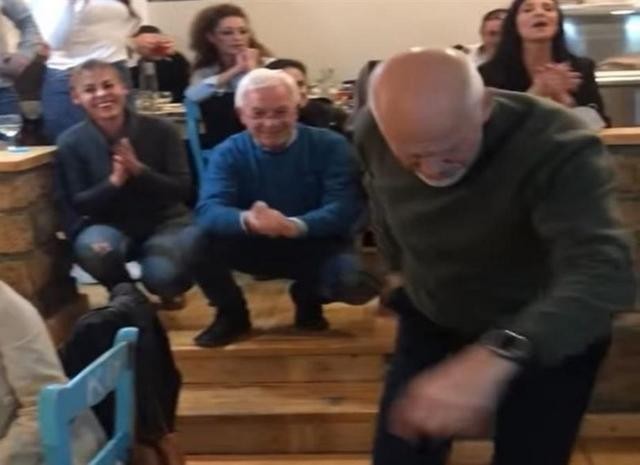 Ο Γιώργος Παπανδρέου χορεύει τη Συννεφιασμένη Κυριακή μετά την ήττα από το Νίκο Ανδρουλάκη (VIDEO)
