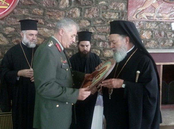 Καλωσόρισε τον στρατηγό με μία εικόνα της Παναγίας ο Μητροπολίτης
