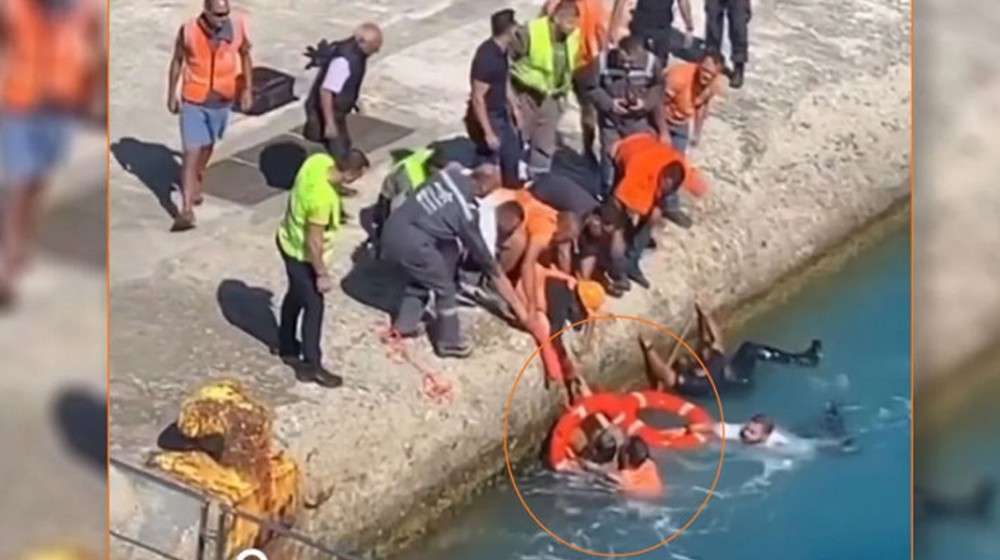 ΤΗΝΟΣ: Γυναίκα έπεσε στη θάλασσα κατά την επιβίβαση στο πλοίο (VIDEO)