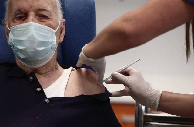 Κορωνοϊός: Εμβολιάστηκε και ο πρώτος ηλικιωμένος, Μιχάλης Γιοβανίδης (VIDEO)
