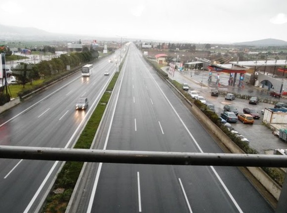 Ανατροπή νταλίκας στην εθνική οδό Αθηνών – Λαμίας