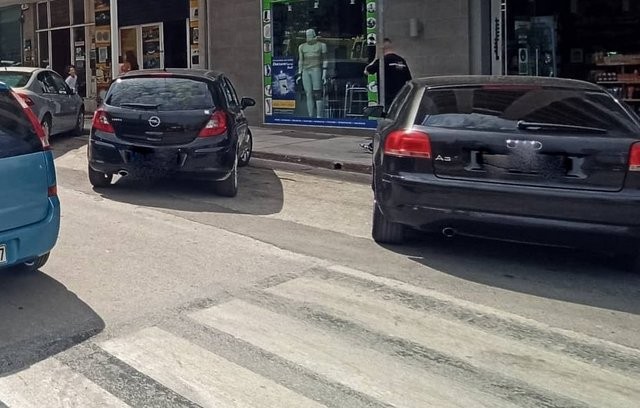 ΧΑΛΚΙΔΑ: Παράνομο παρκάρισμα πάνω στη διάβαση πεζών στη λεωφόρο Βενιζέλου