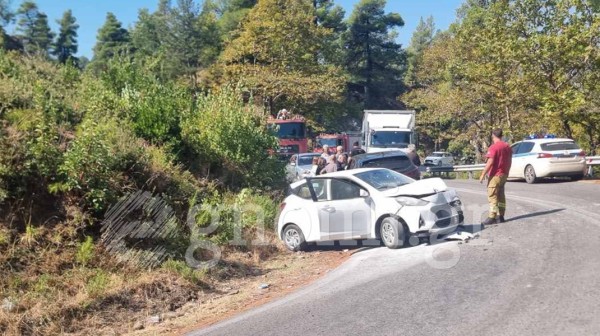 ΔΡΟΜΟΣ ΧΑΛΚΙΔΑΣ-ΑΙΔΗΨΟΥ: Ιερέας τράκαρε με νταλίκα!