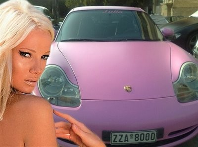 Η Τζούλια πουλάει την ροζ Porche της