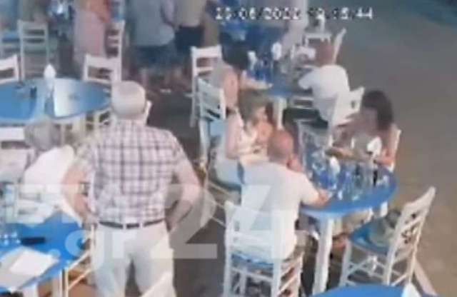 Η στιγμή που τουρίστας πνίγεται με πεπόνι σε ταβέρνα - Τον έσωσε θαμώνας (VIDEO)