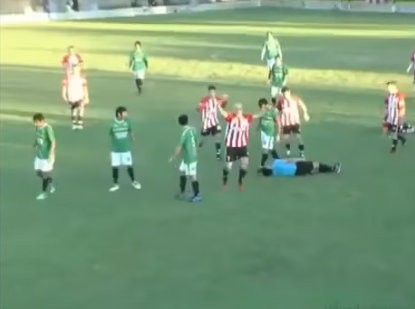 Ποδοσφαιριστής έδωσε γροθιά σε διαιτητή και τον σκότωσε (VIDEO)