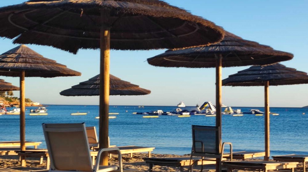 Ηλικιωμένοι τσακώθηκαν για μια ξαπλώστρα και ο ένας έπεσε νεκρός - Τι ανέφερε η σύζυγος του θύματος (VIDEO)