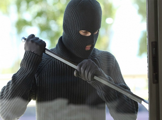ΣΤΕΡΕΑ ΕΛΛΑΔΑ: Οι κλέφτες έσπασαν την τζαμαρία της μπαλκονόπορτας αλλά τους πήραν χαμπάρι