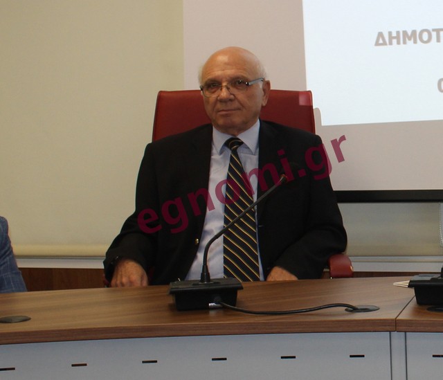 Ο Γιάννης Δημητρόπουλος κάνει στη Γυμνού ενημερωτική συγκέντρωση
