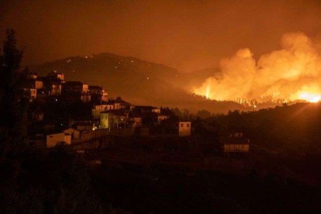 ΦΩΤΙΑ ΒΟΡΕΙΑ ΕΥΒΟΙΑ: Καίγονται σπίτια στη Σκυλόγιαννη- Μάχη να μην περάσει προς το Μαντούδι - Πού διακόπτεται η κυκλοφορία