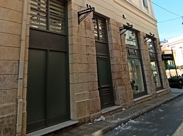 ΧΑΛΚΙΔΑ: Βρέχει σοβάδες και οικοδομικά υλικά στη συμβολή των οδών Κριεζώτου και Συγγρού