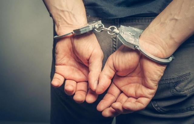 ΧΑΛΚΙΔΑ: Έπιασαν έναν άντρα μετά από ένταλμα σύλληψης για αγορά, κατοχή και διακίνηση ναρκωτικών