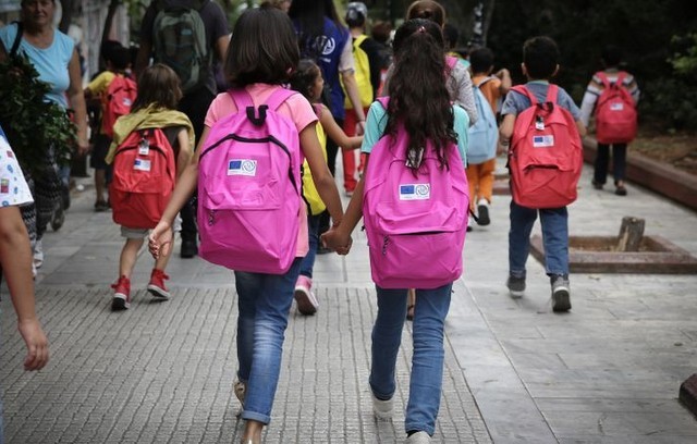 Αυτοκίνητο παρέσυρε 10χρονη μαθήτρια τη στιγμή που κατέβηκε από το λεωφορείο
