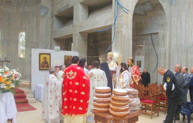 Θεία λειτουργία στο γιαπί της Παναγίας Παραβουνιώτισσας