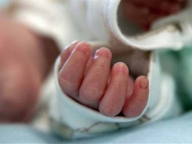 Μητέρα πλάκωσε το μωρό της στον ύπνο και αυτό πέθανε από ασφυξία
