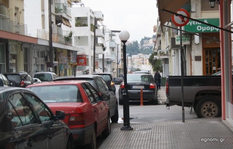 Ξεκάρφωτη κολόνα φωτισμού στην οδό Φαβιέρου