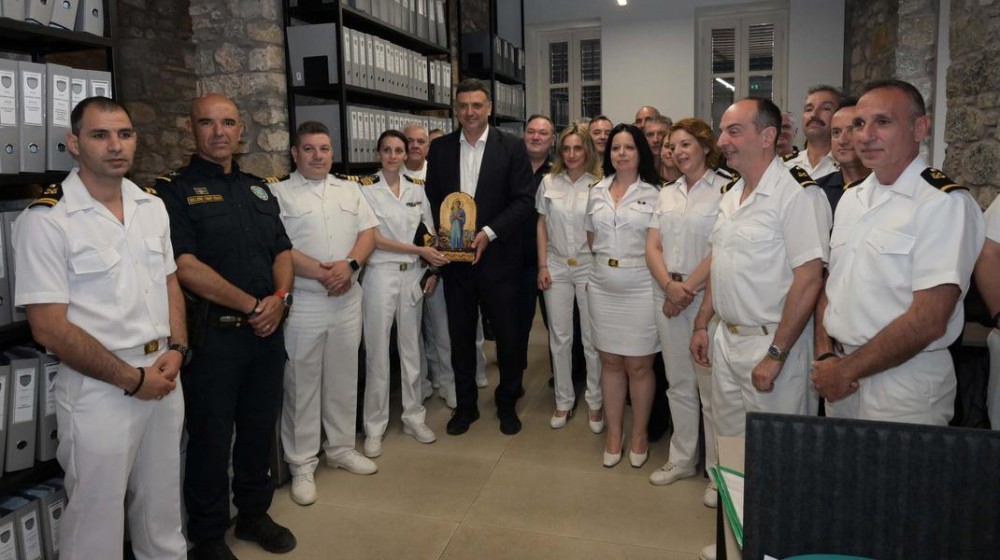 ΛΙΜΕΝΑΡΧΕΙΟ ΧΑΛΚΙΔΑΣ: Δώρο μία εικόνα του Οσίου Ιωάννη Ρώσου στον υπουργό Βασίλη Κικίλια