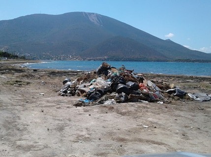 ΑΛΥΚΕΣ-ΔΡΟΣΙΑΣ: Ένα βουνό σκουπίδια δίπλα στο κύμα