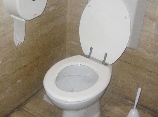Ο βασικός κανόνας για να τραβάς σωστά στο καζανάκι της λεκάνης