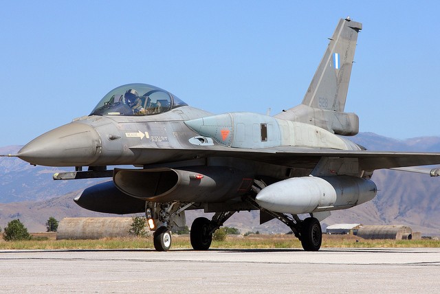 Έπεσε F16 - Κατάφερε να εκτιναχτεί και να σωθεί ο πιλότος (VIDEO)