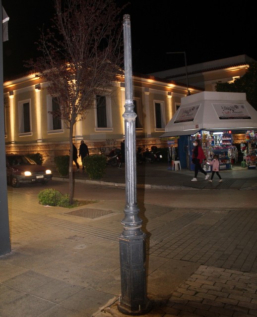 ΧΑΛΚΙΔΑ: Η κολόνα φωτισμού έχει μείνει σκέτη κολόνα χωρίς φωτισμό
