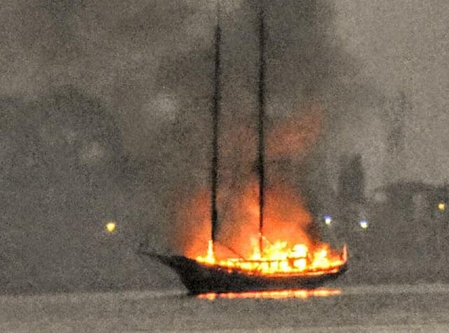 ΛΑΜΨΑΚΟΣ: Αυτή είναι η ανακοίνωση του Υπουργείου Ναυτιλίας για τη φωτιά στο σκάφος